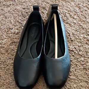Born Black Women's Flats 7M New